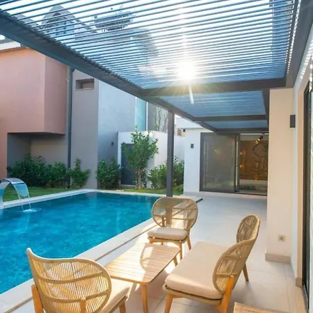 Villa Bling Excellence - Macthless With Indoor Swimpool In Hisaroenue *