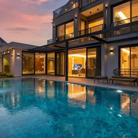 Villa Bling Excellence - Macthless With Indoor Swimpool In Hisaroenue
