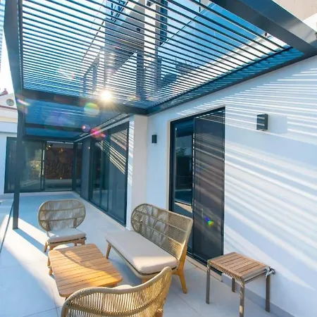 Bling Excellence - Macthless With Indoor Swimpool In Hisaroenue Villa