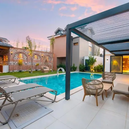 Villa Bling Excellence - Macthless With Indoor Swimpool In Hisaroenue *