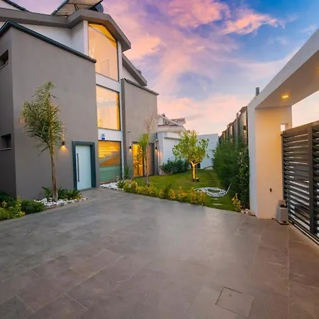 Bling Excellence - Macthless With Indoor Swimpool In Hisaroenue Villa