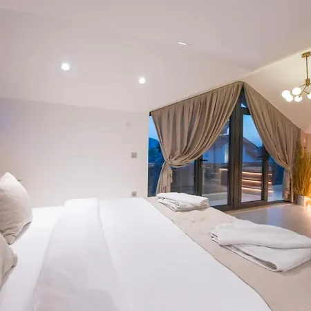 Villa Bling Excellence - Macthless With Indoor Swimpool In Hisaroenue