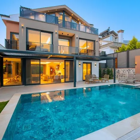 Villa Bling Excellence - Macthless With Indoor Swimpool In Hisaroenue